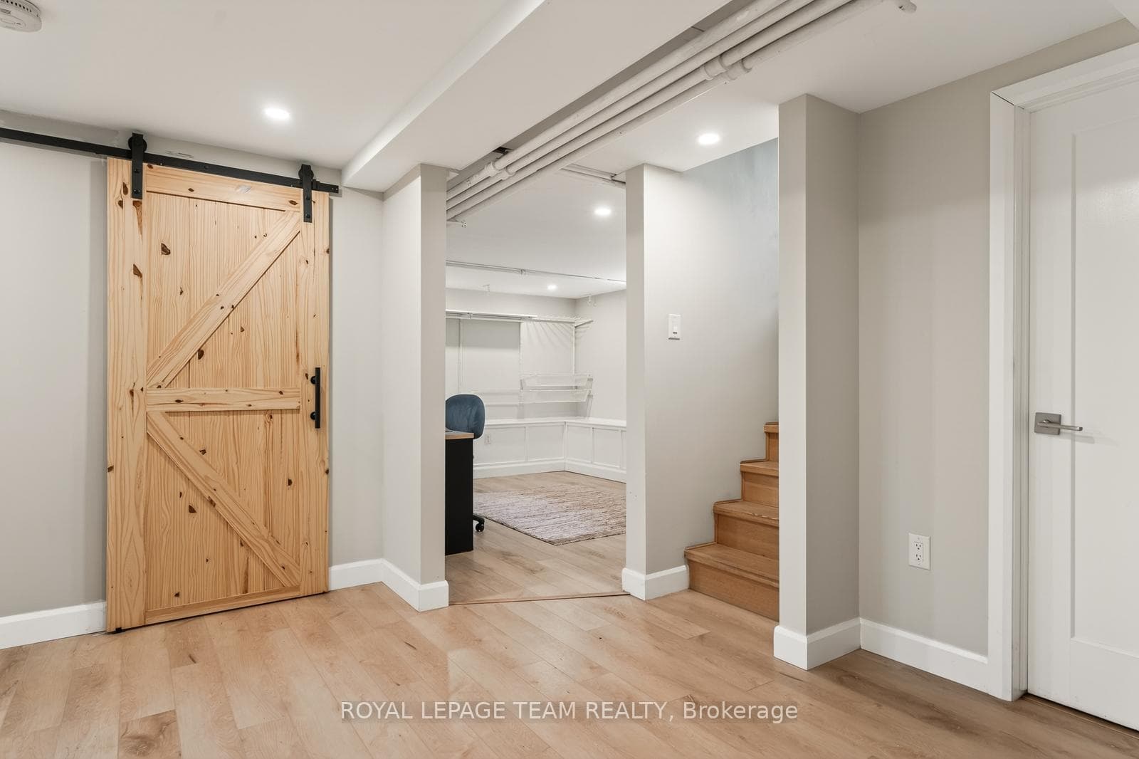 318 CLEMOW Avenue photo 23