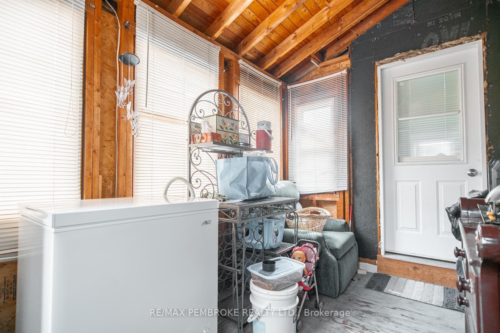 320 Moffat Street photo 26