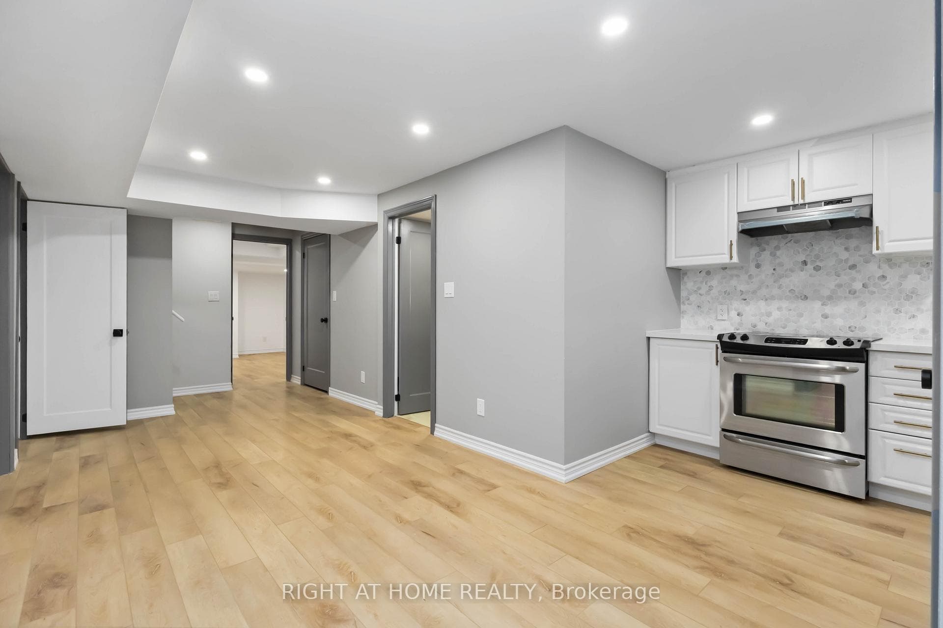 225 Blackwell Crescent photo 22