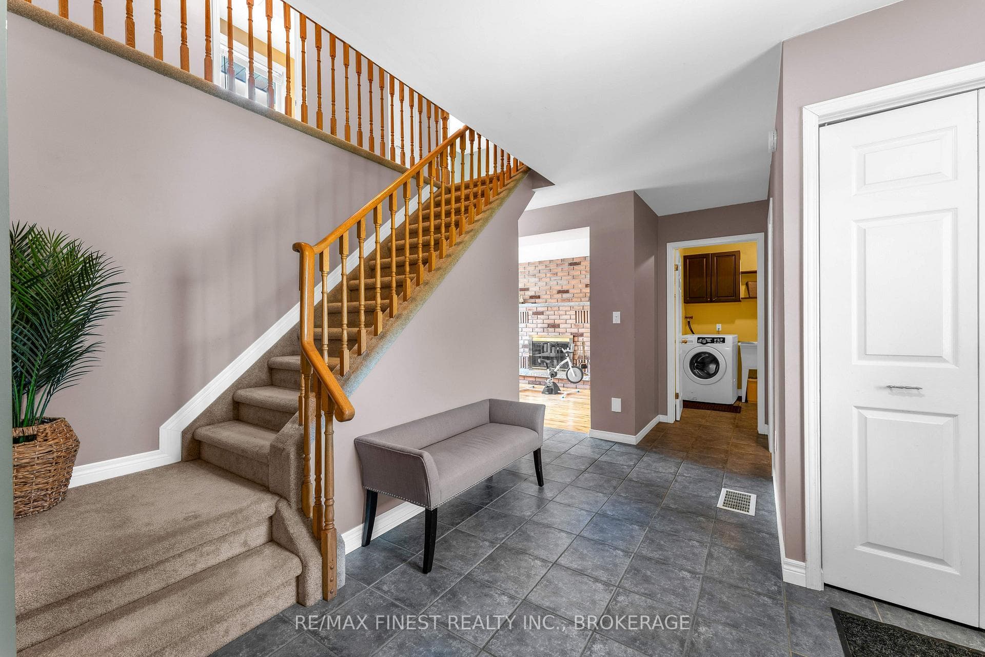 943 Newhall Drive photo 3