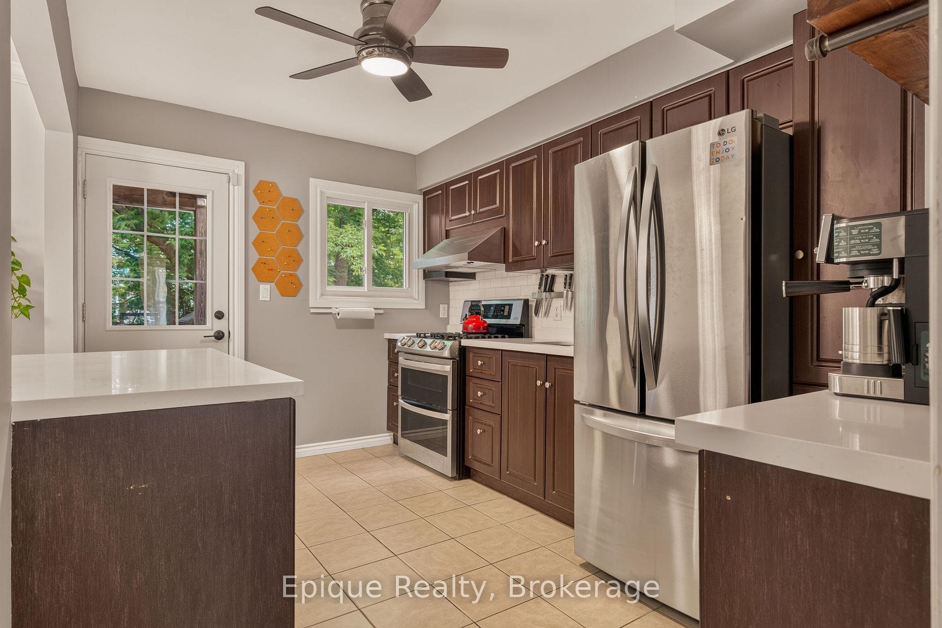 93 Graham Avenue photo 11