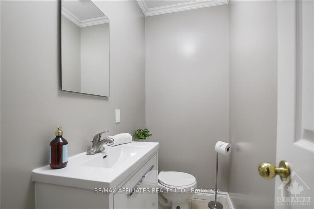 1012 GLENASHTON Road photo 19