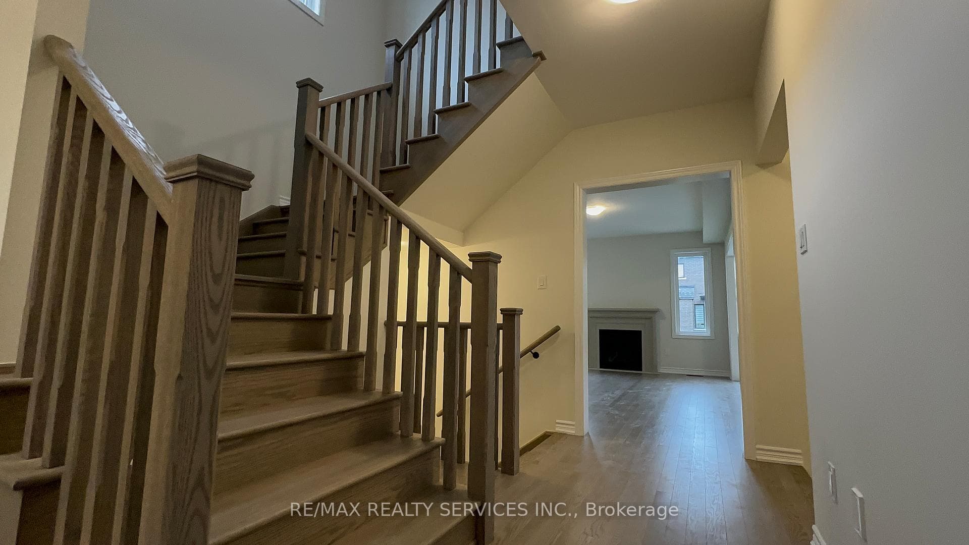 10 Molnar Crescent photo 7