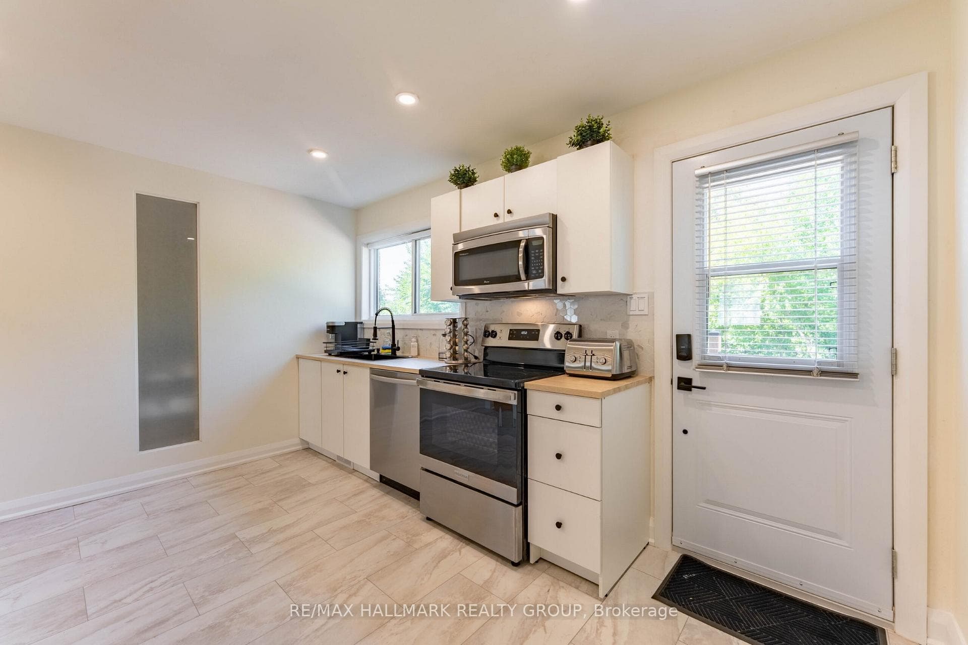 820 Grenon Avenue photo 9