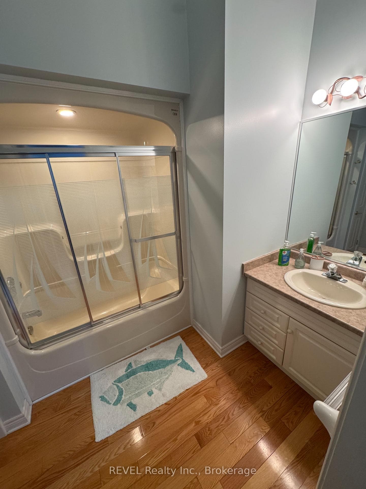 ensuite 2nd floor
