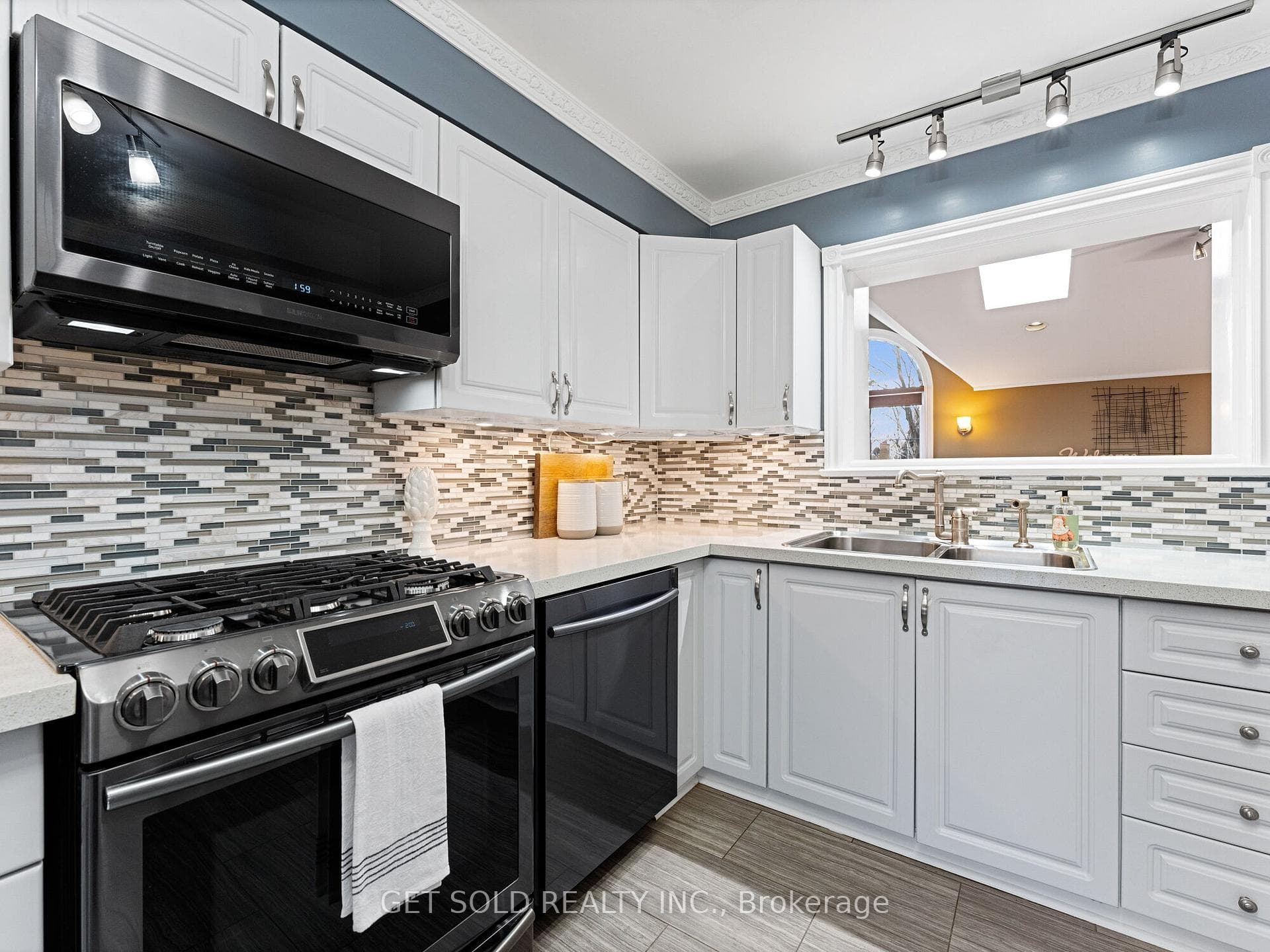112 Riverhead Drive photo 8