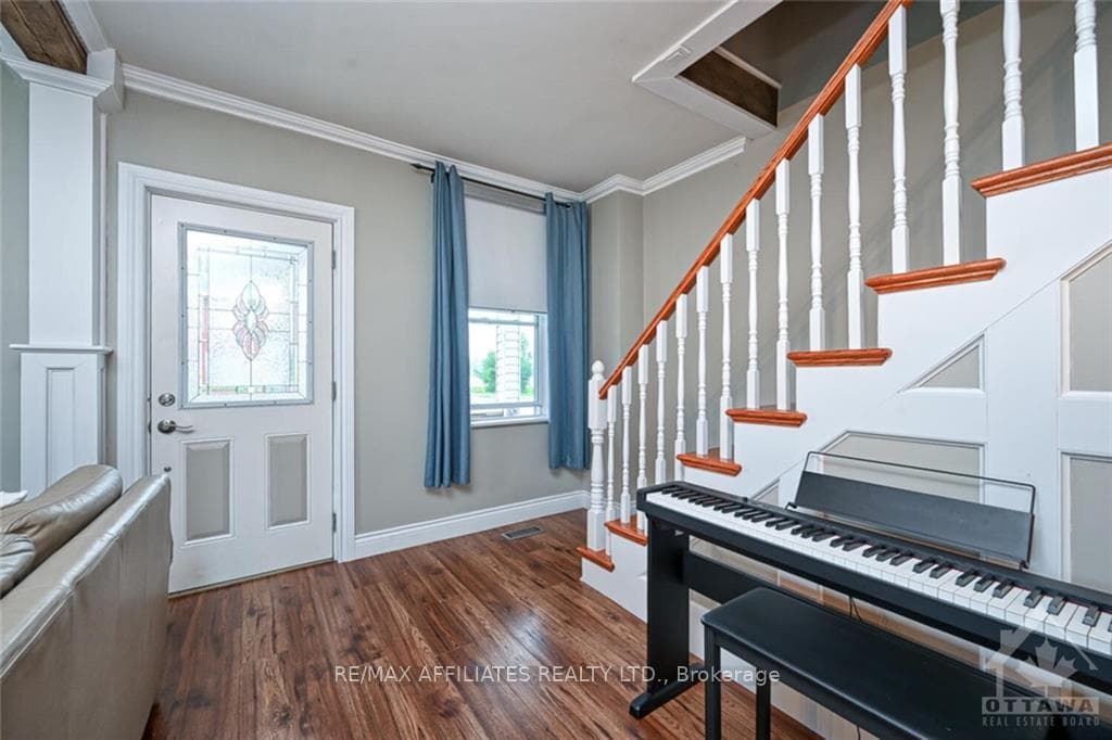 155 QUEEN Street photo 4