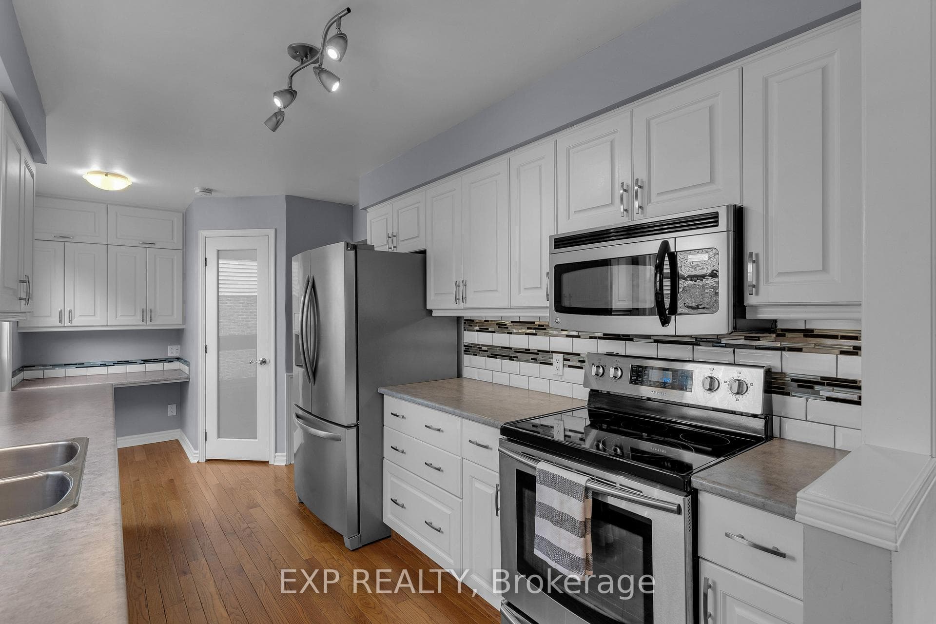 872 Muirfield Crescent photo 15