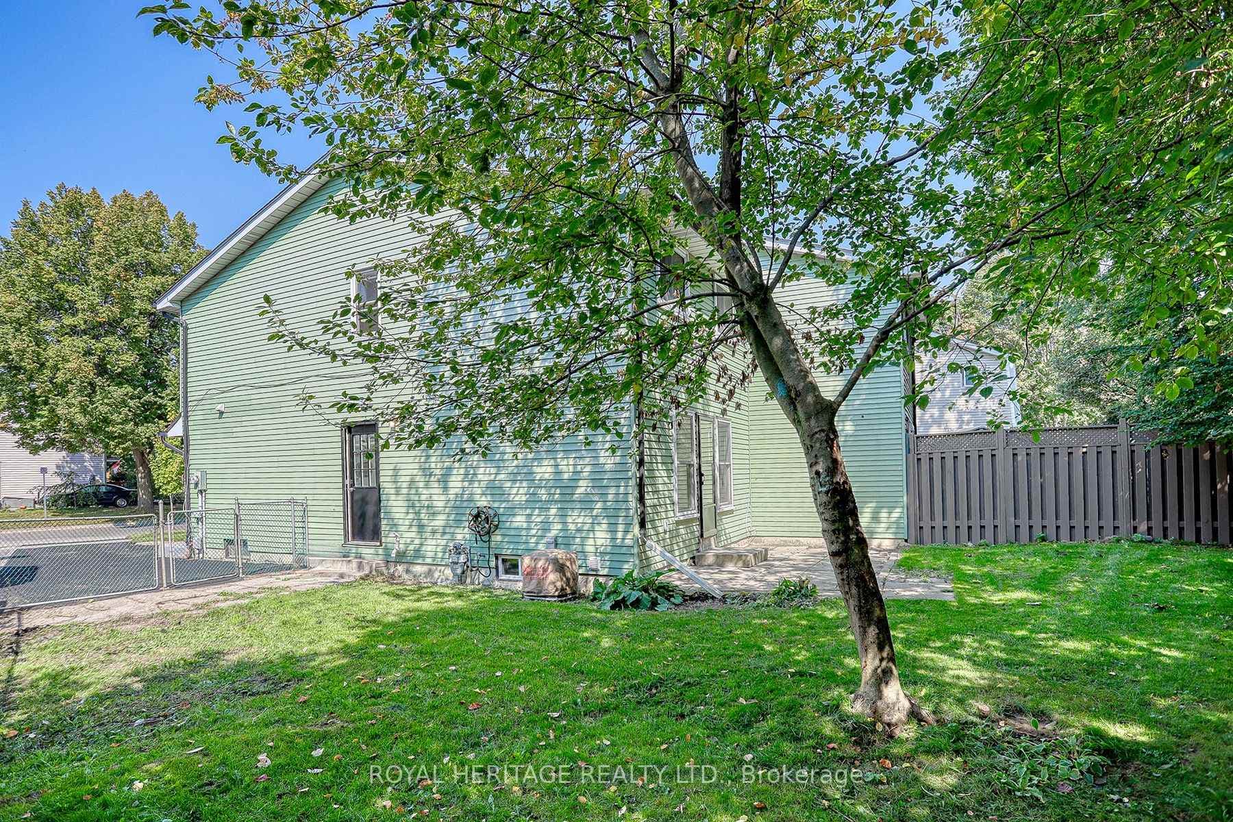 1403 Fenelon Crescent photo 35