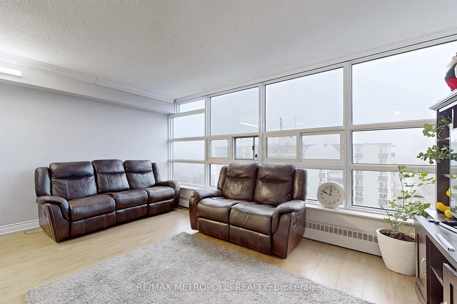 3380 Eglinton Avenue Unit 902 photo 10