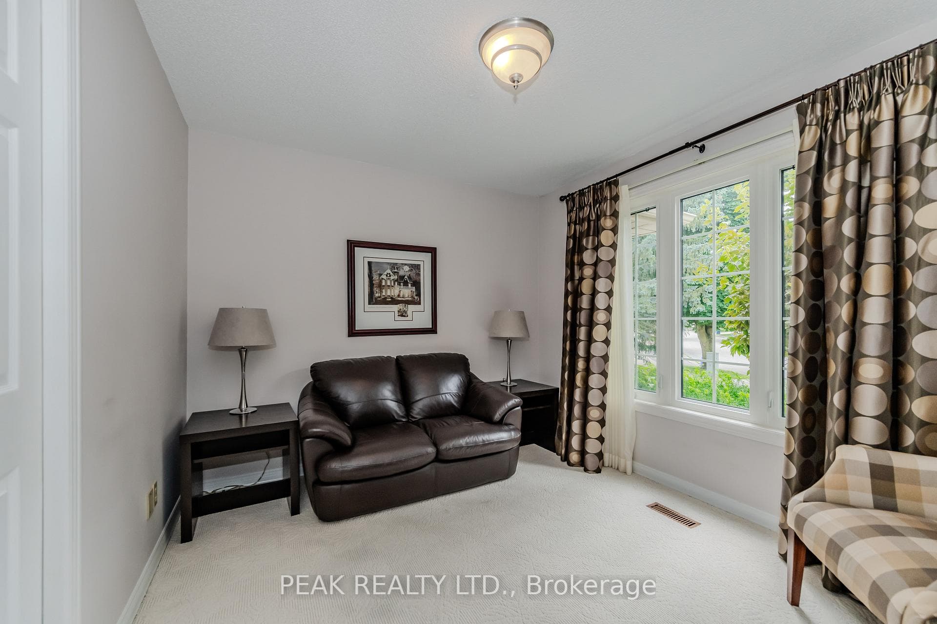 600 Stonebury Crescent photo 7