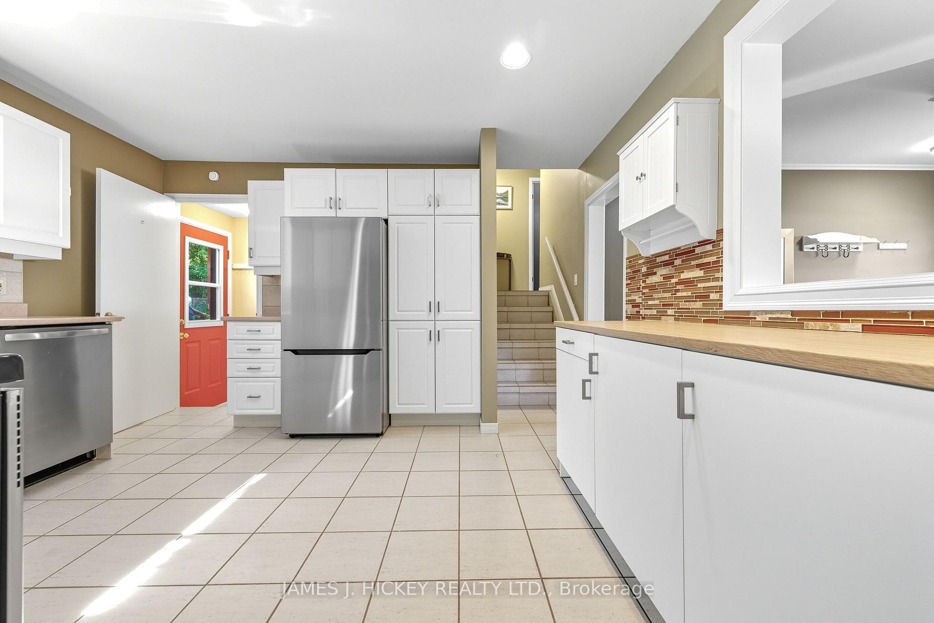 119 FRONTENAC Crescent photo 3