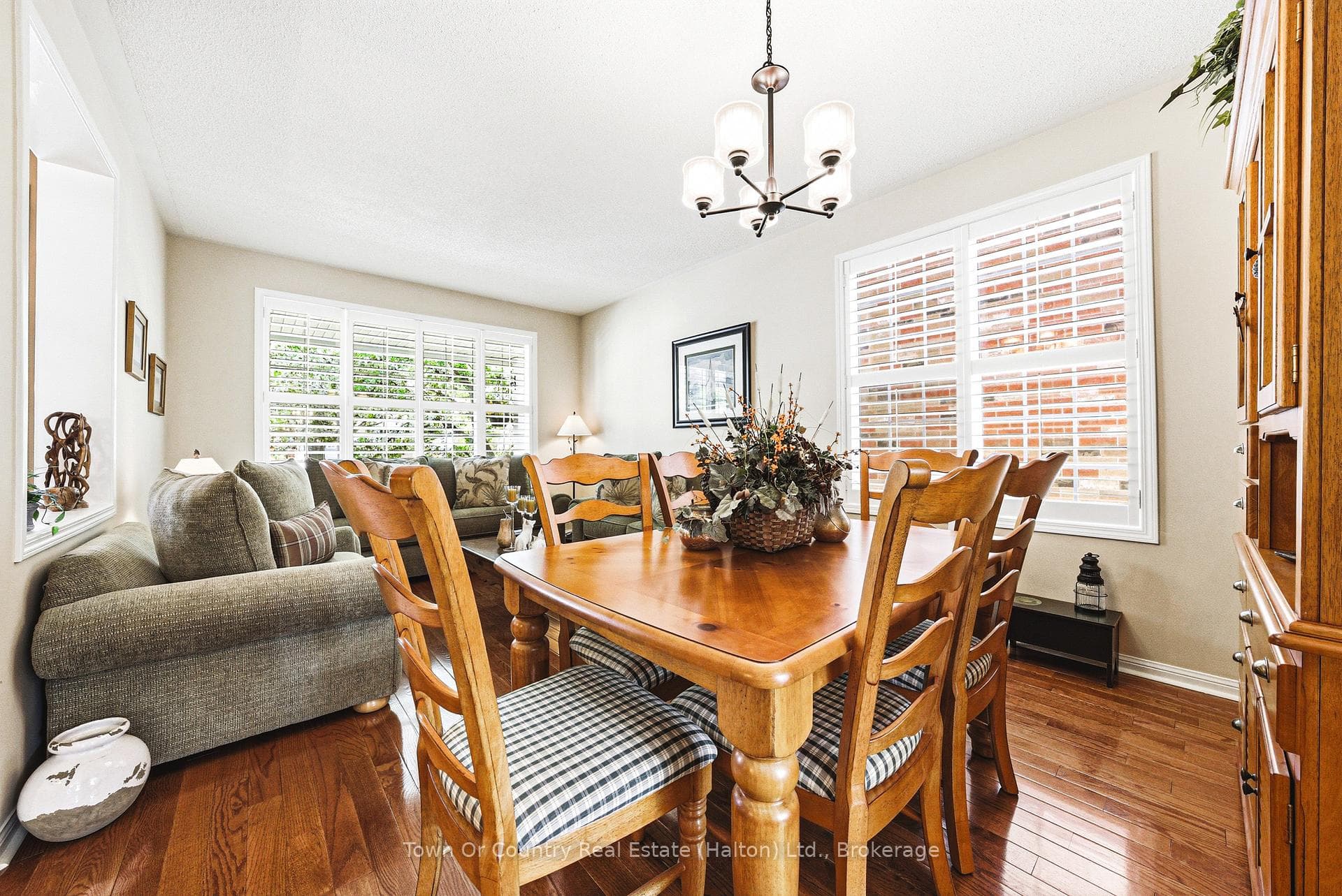 1588 Ramshaw Crescent photo 29