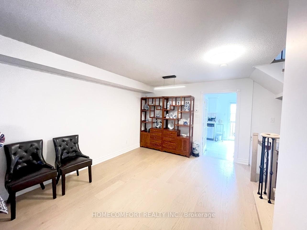 215 Andona Crescent photo 2