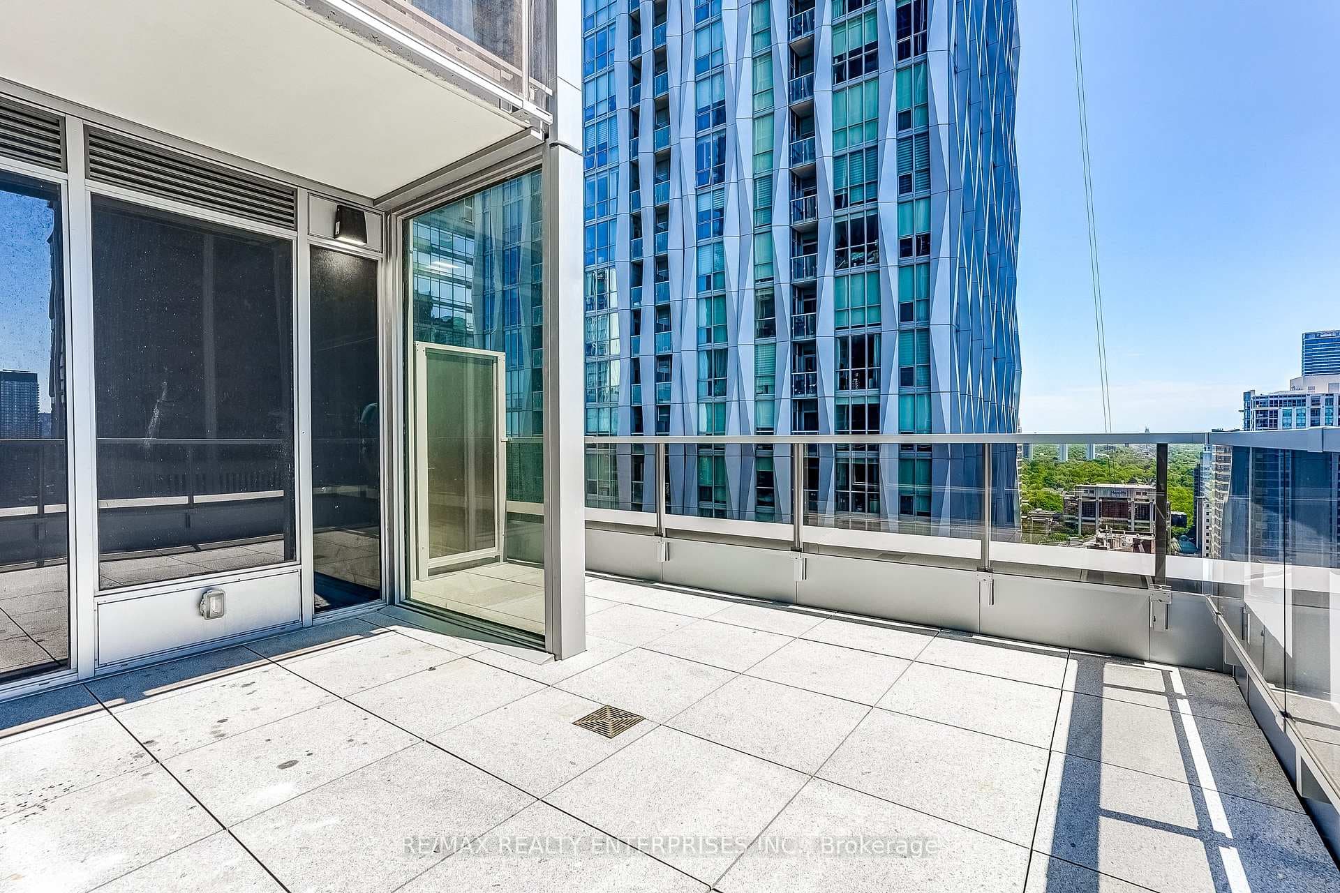 11 Yorkville Avenue Unit 2409 photo 4