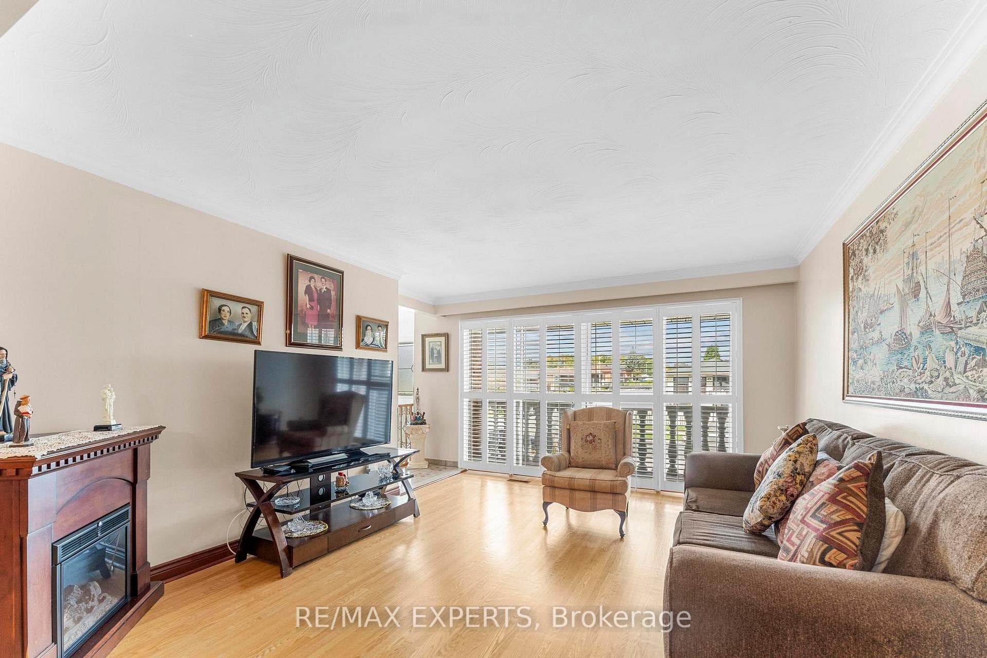 63 Paradelle Crescent photo 5