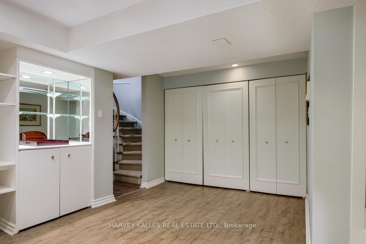 1374 Avenue Road photo 23