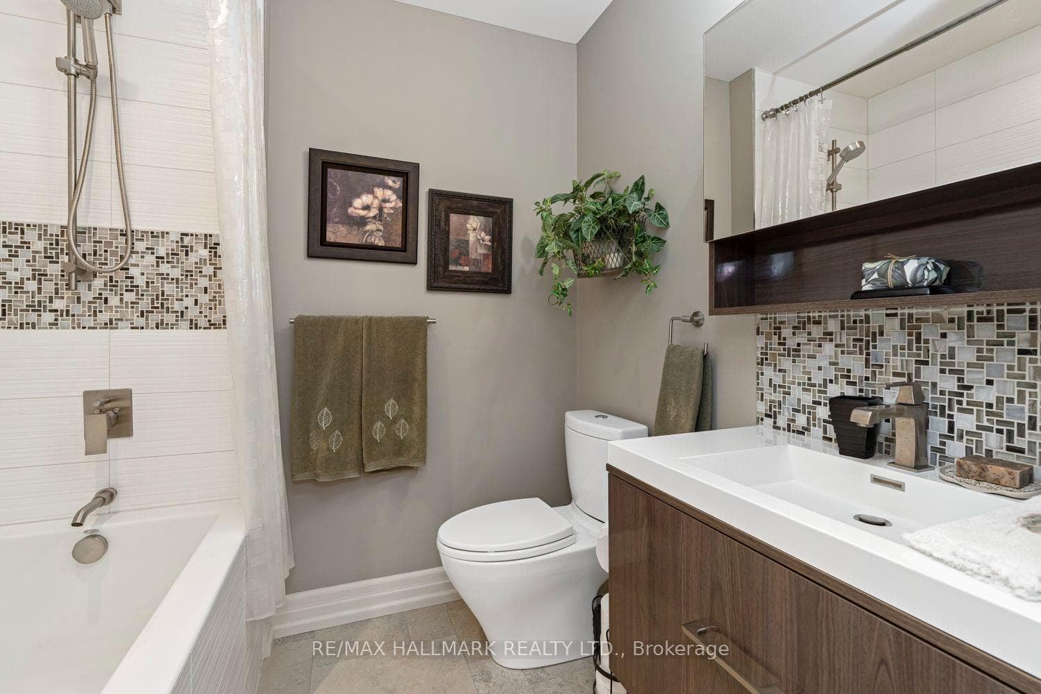 25 Queensborough Crescent photo 24