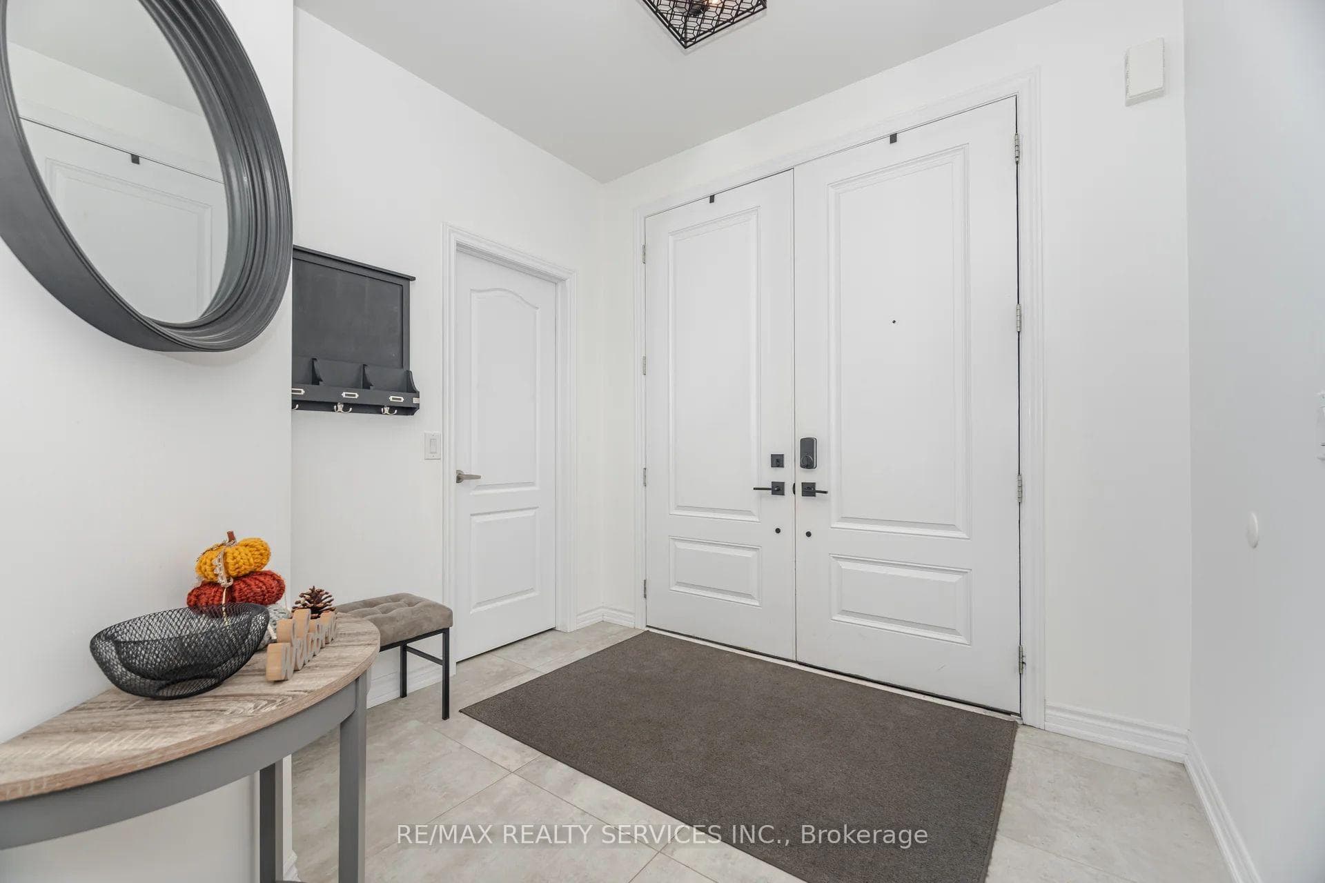 112 Newhouse Boulevard photo 5