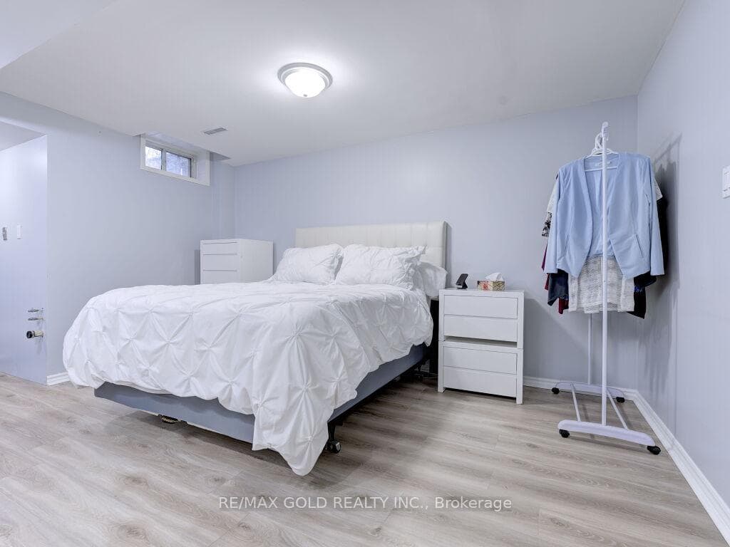 52 Sunley Crescent photo 35