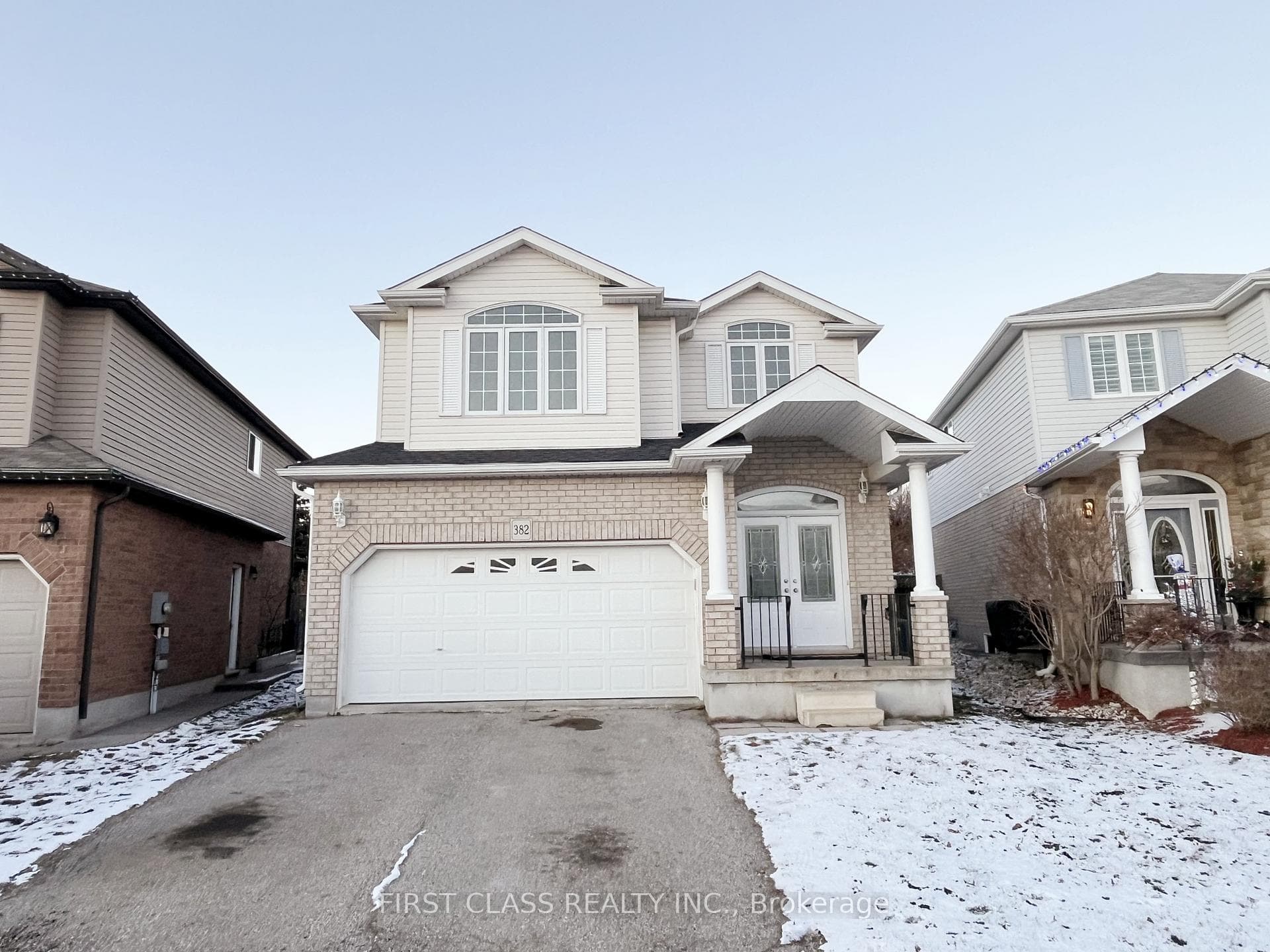 382 TEALBY Crescent photo 1