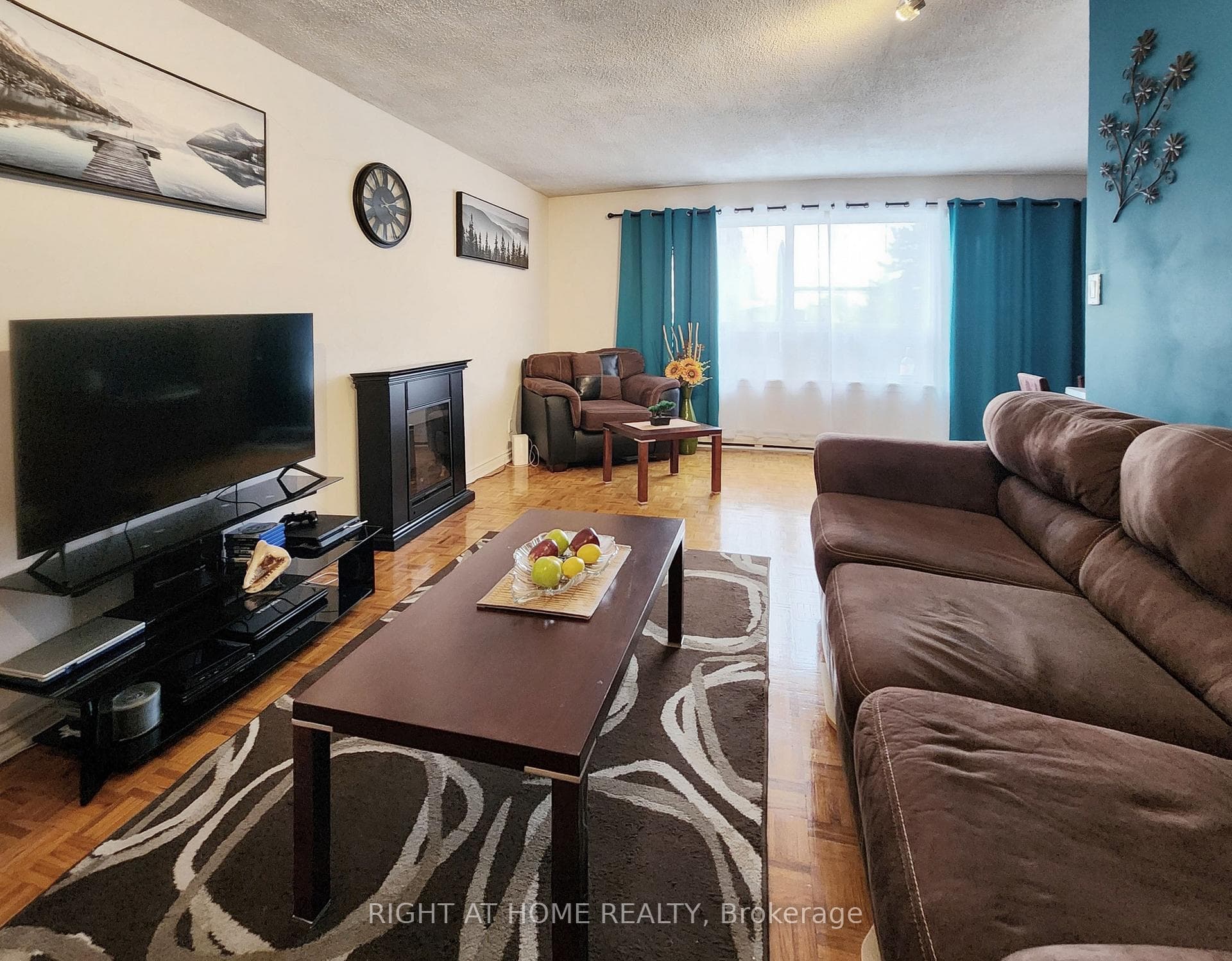 5877 Bathurst Street Unit 210 photo 2