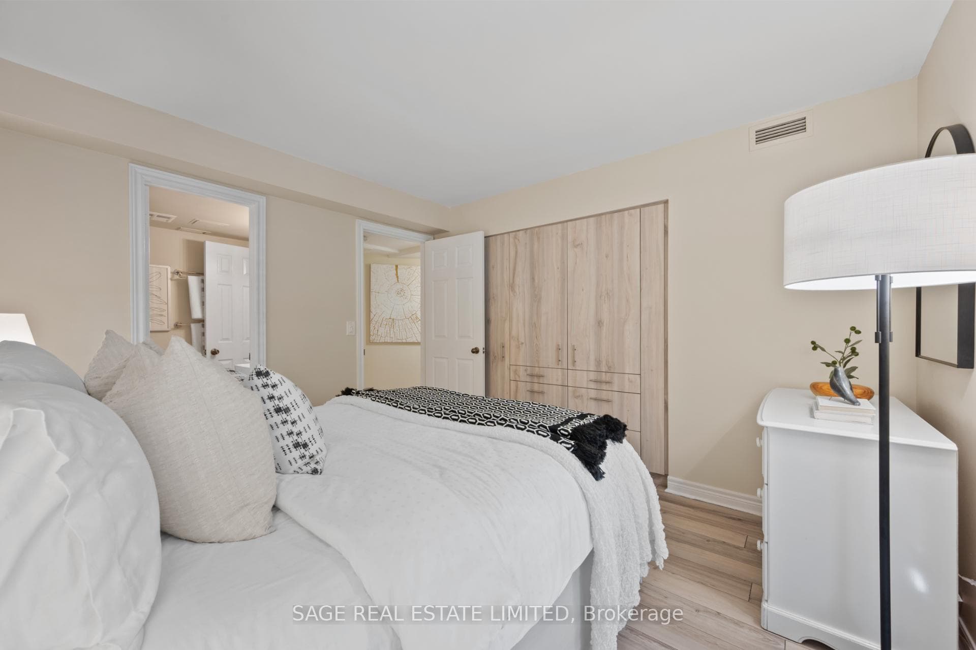 232 St George Street Unit 15 photo 23