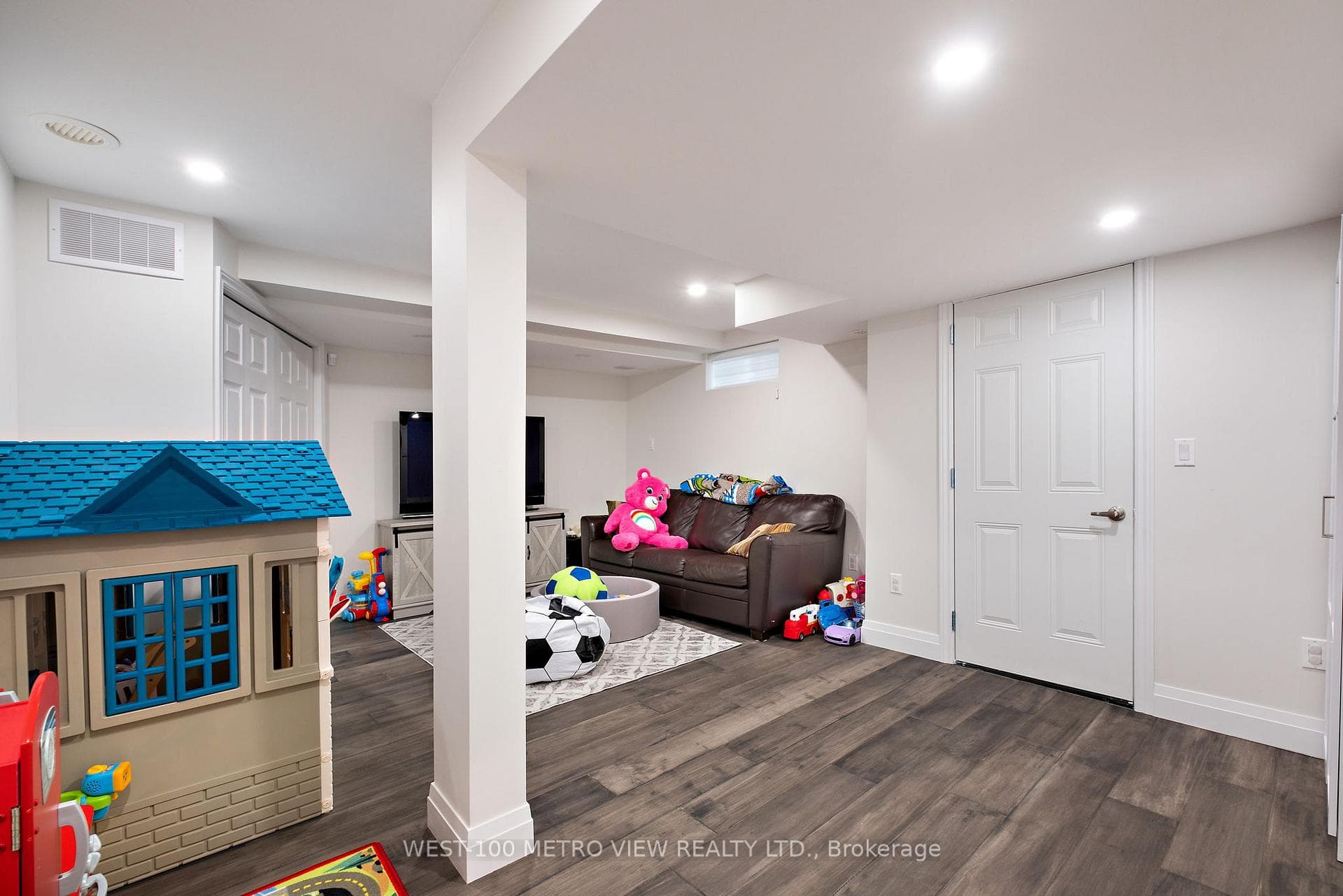 499 Dundas Street photo 31