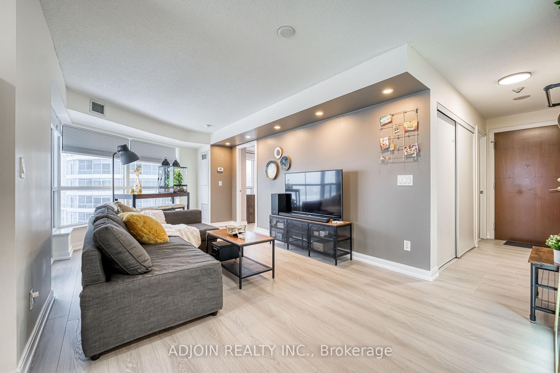 181 Village Green Square Unit 1113 photo 6