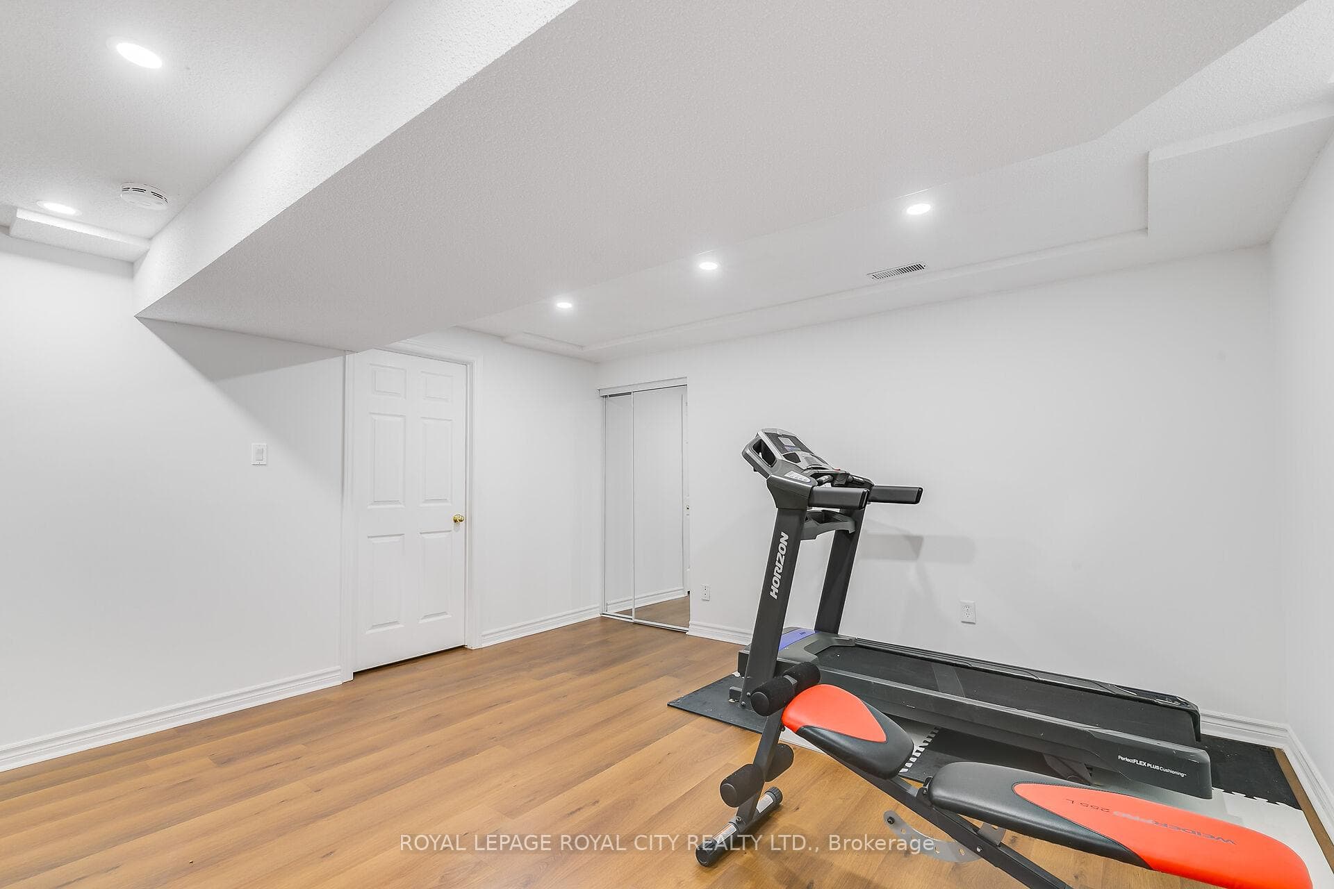 1 Boulder Crescent photo 31