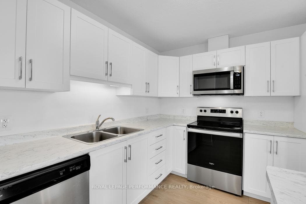 30 WHITCOMB Crescent photo 12