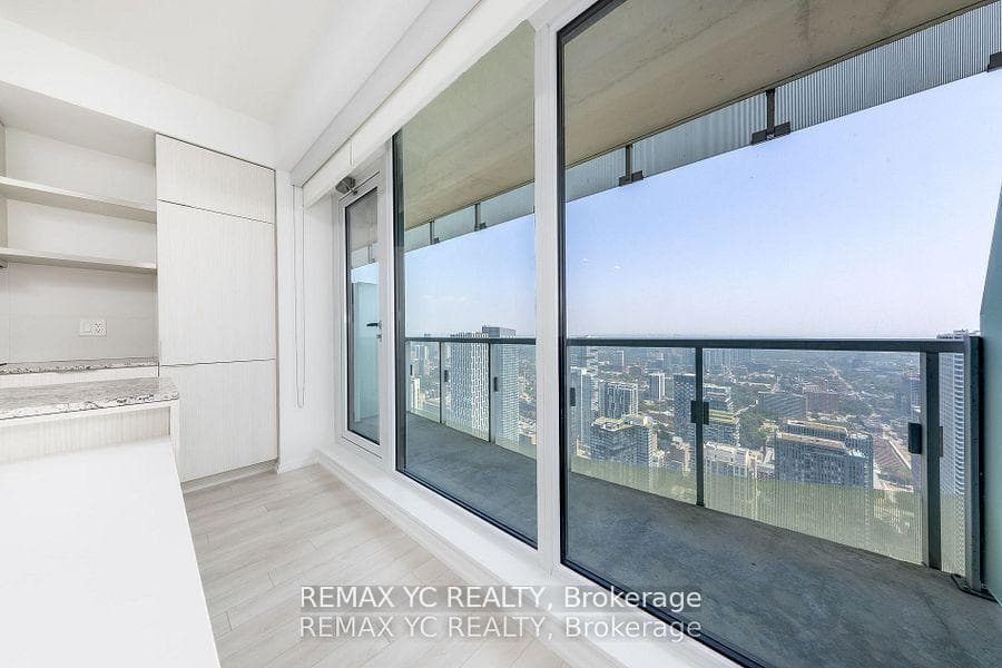 197 Yonge Street Unit 5104 photo 7