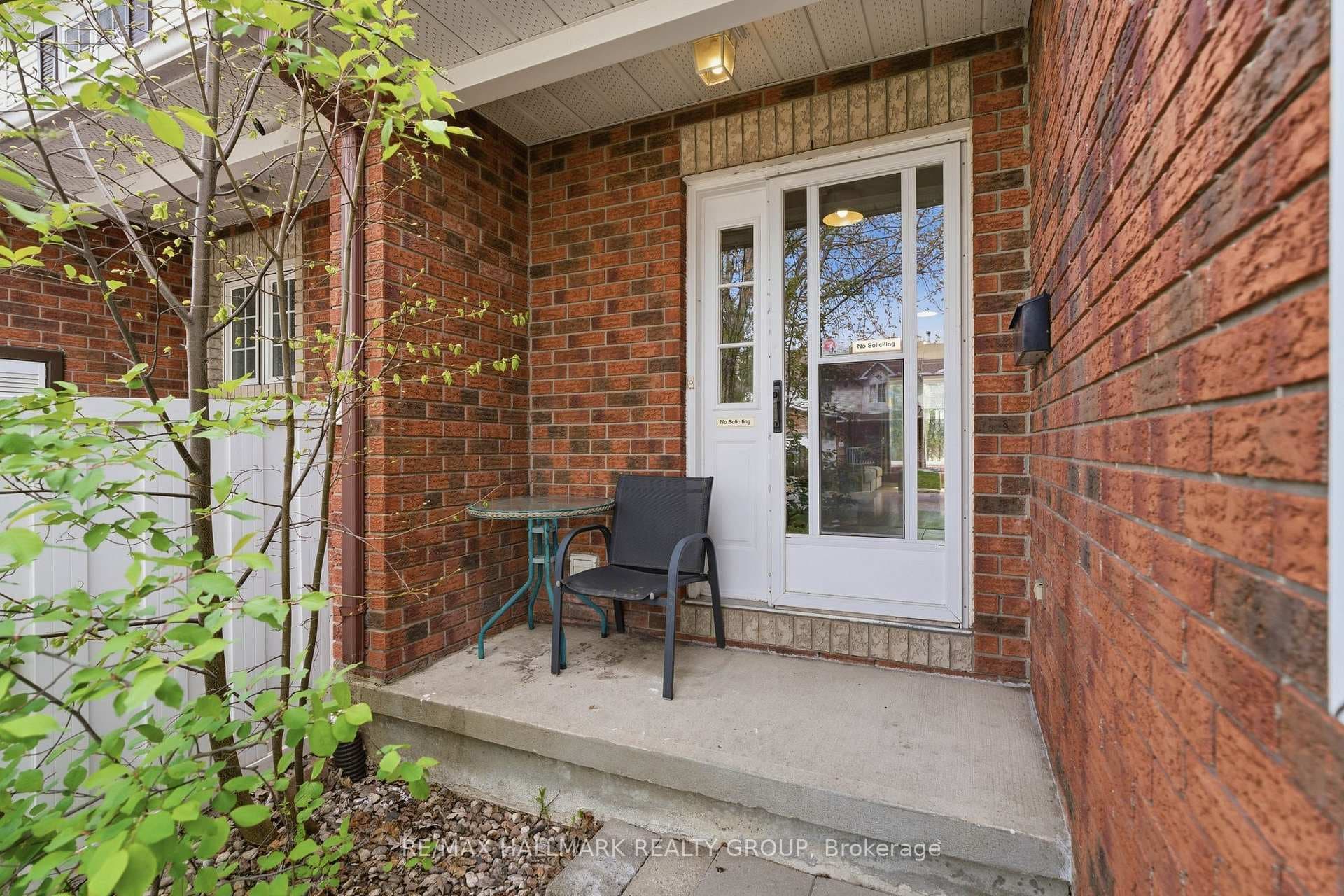 902 Paradise Crescent photo 3