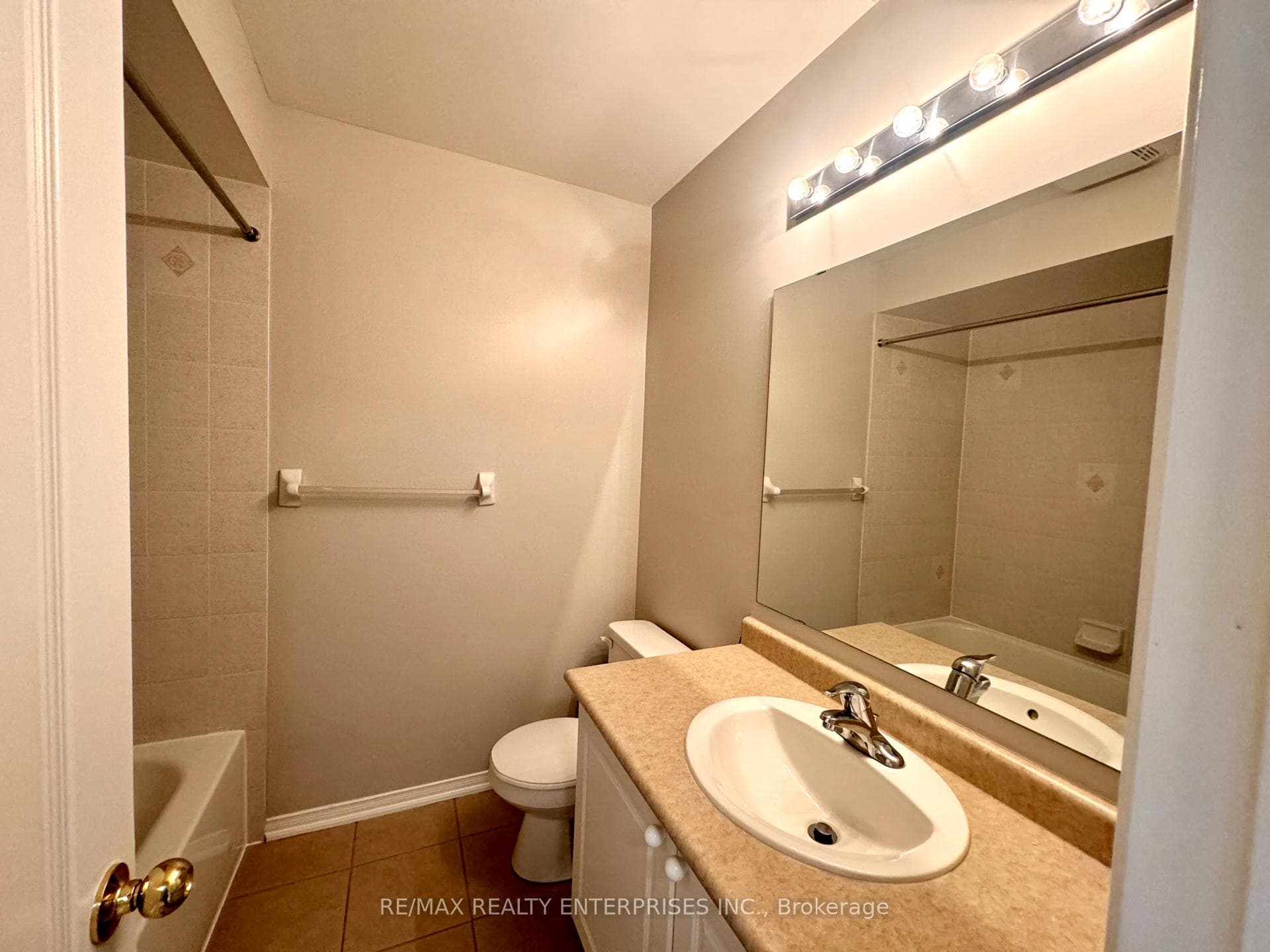 Shared 4-Piece Bathroom