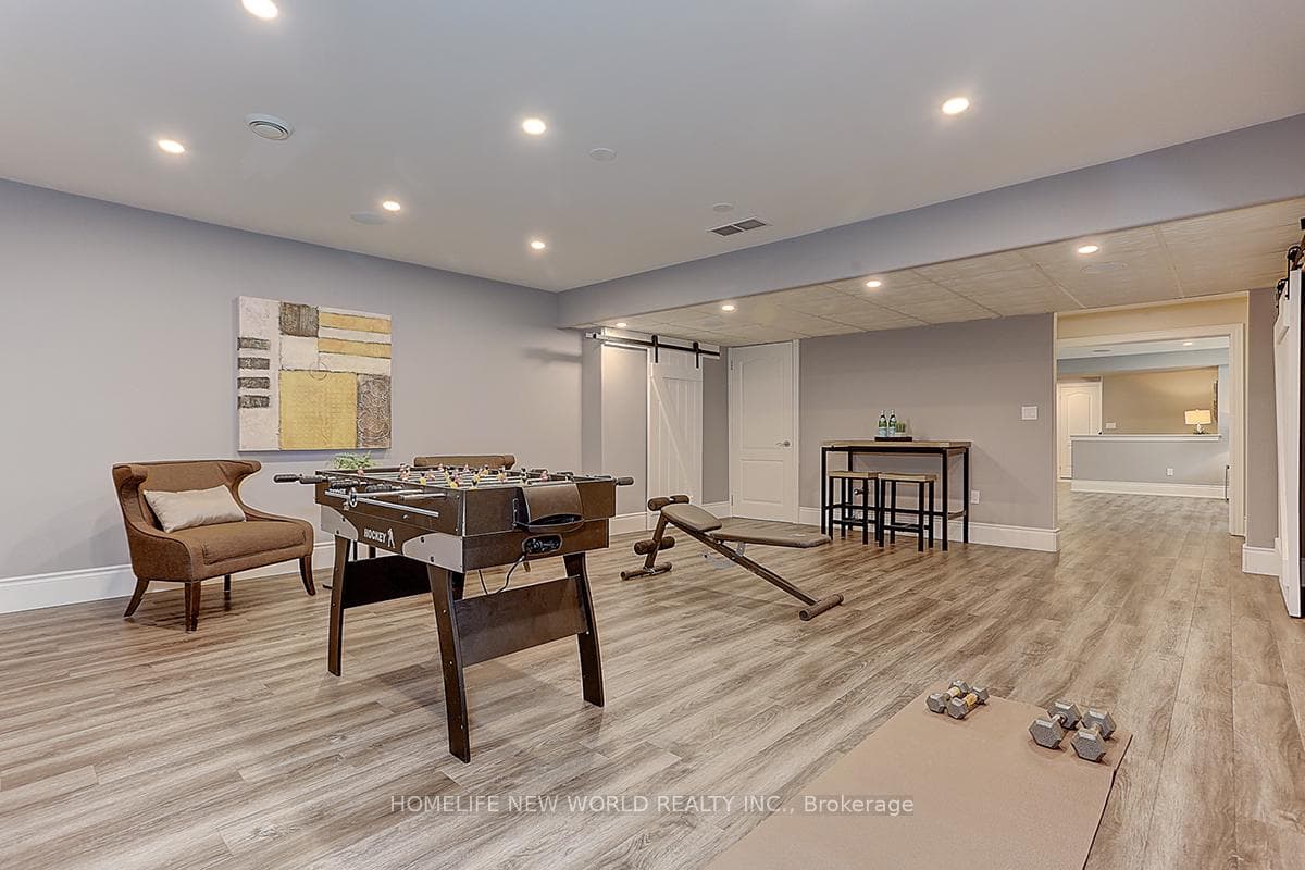 883 Carlisle Street photo 32