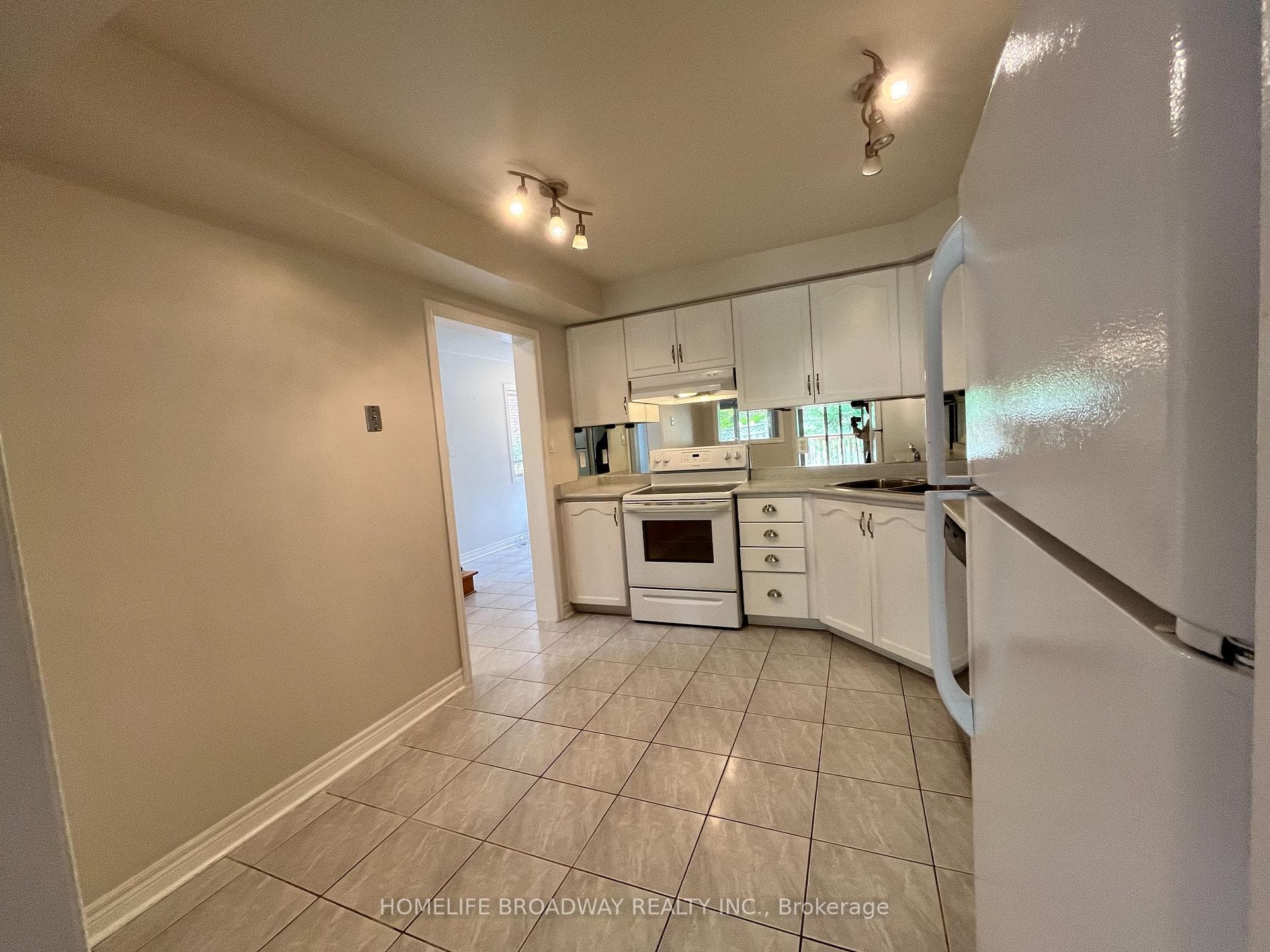 48 Widdifield Avenue photo 7