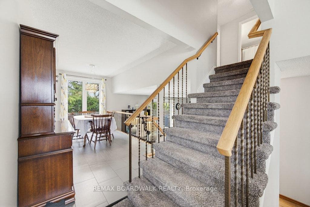 1703 Fieldstone Crescent photo 21