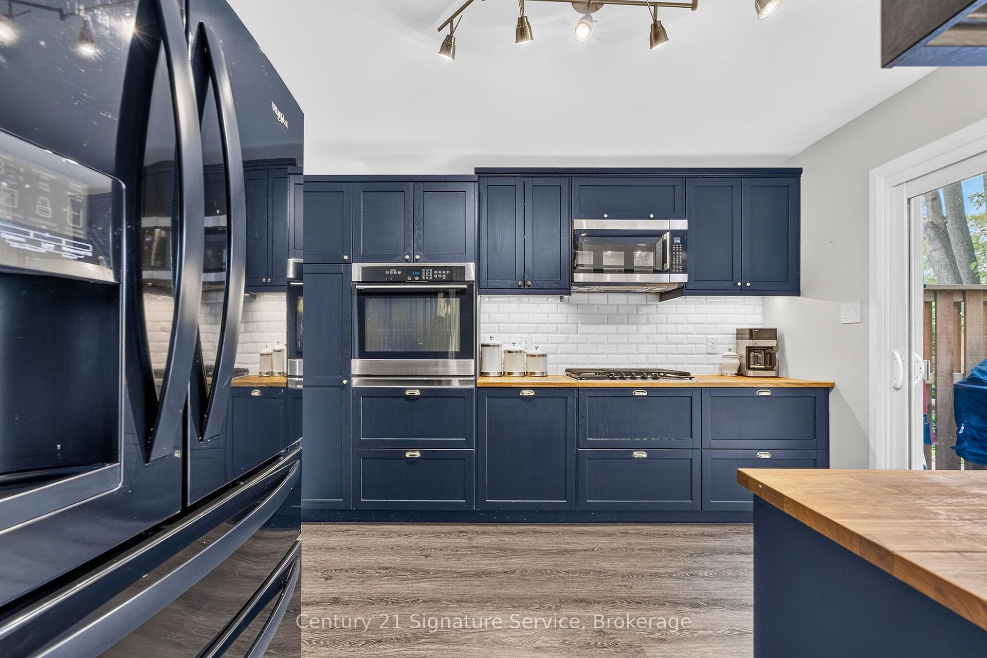 5183 Banting Court photo 17