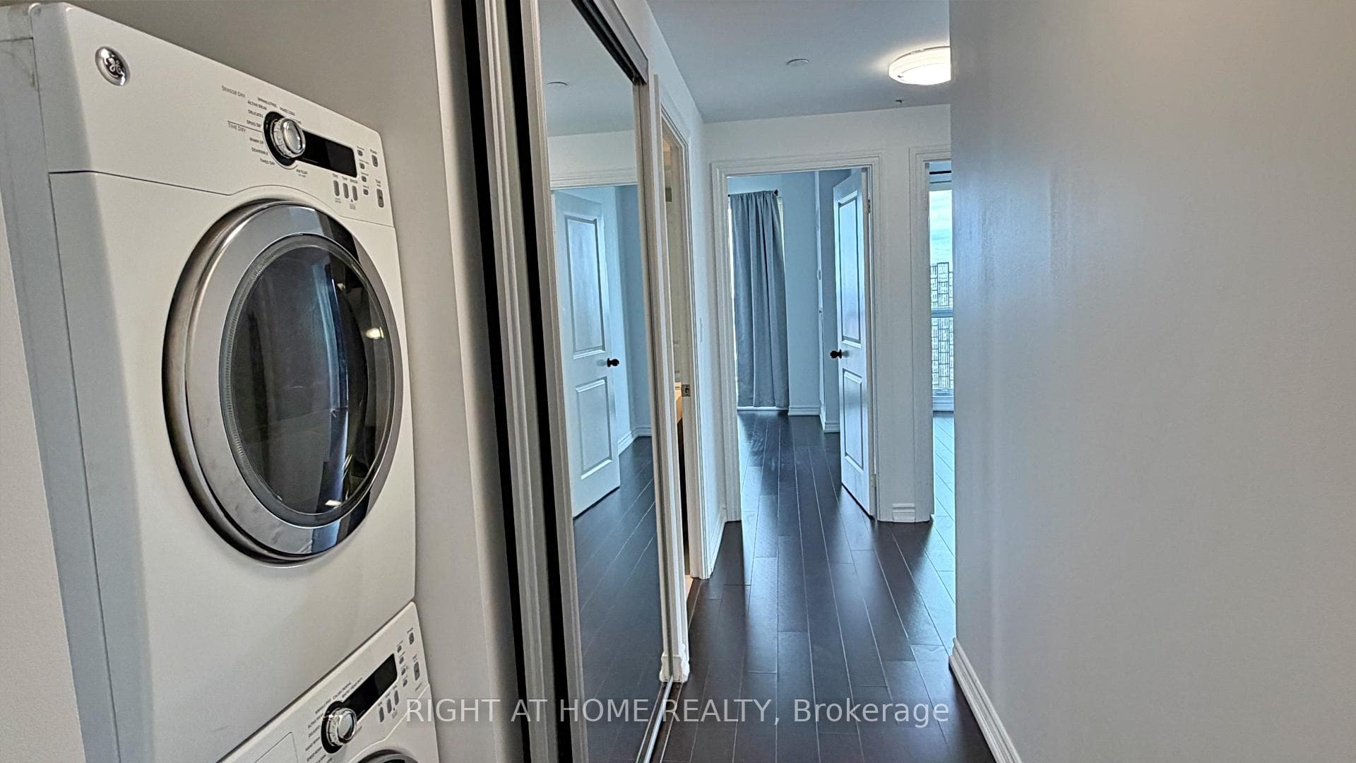 386 Yonge Street Unit 4207 photo 8