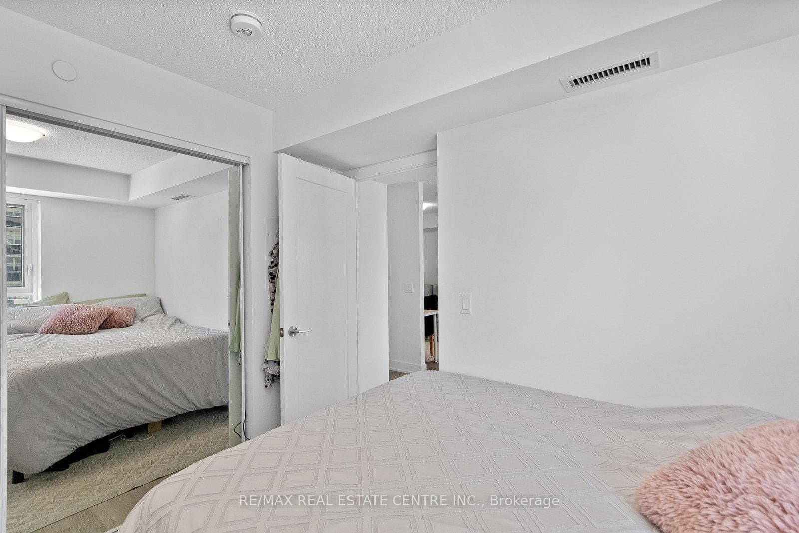 9 Mabelle Avenue Unit 425 photo 22