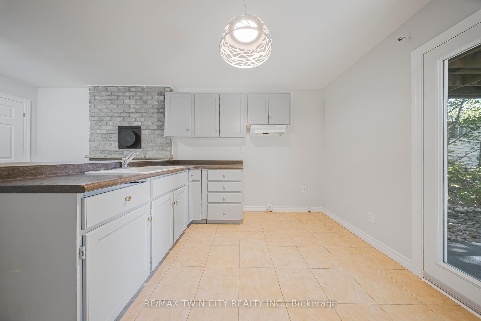 114 Bristol Street photo 38