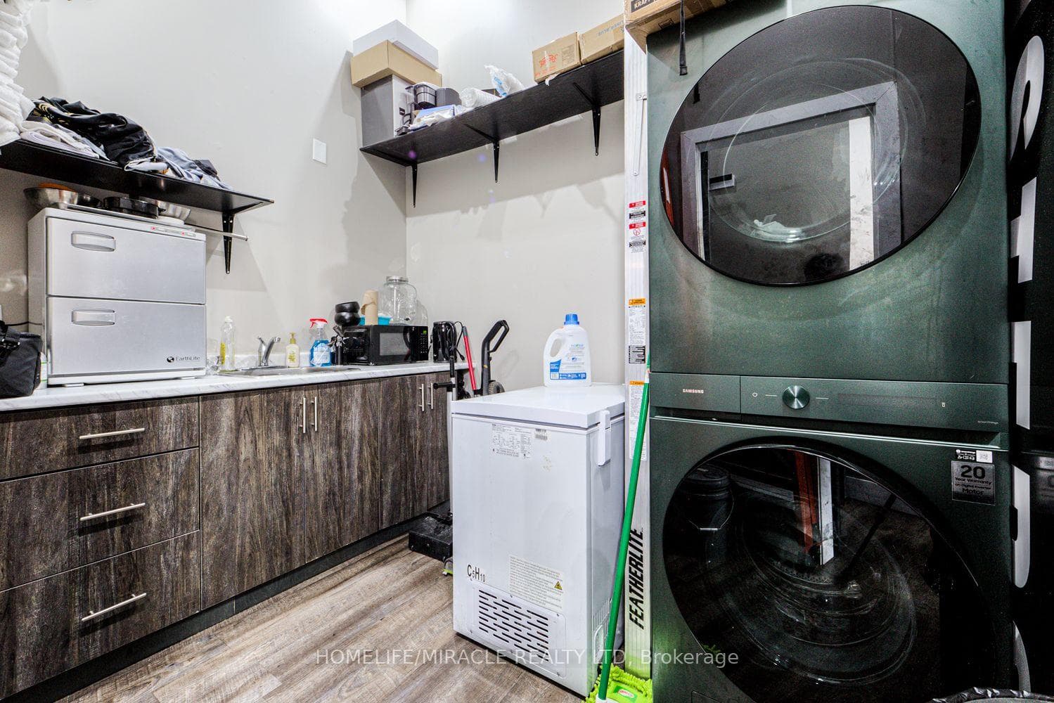 Kitchenette / Laundry