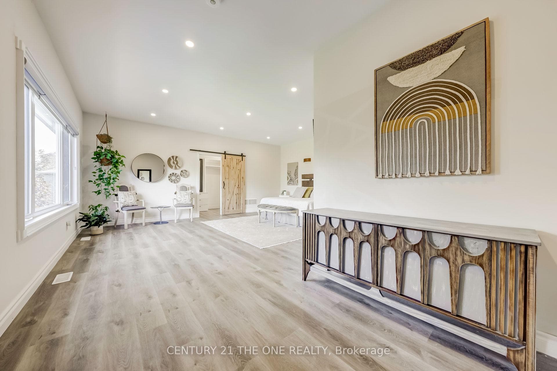 1746 Mount Albert Road photo 23