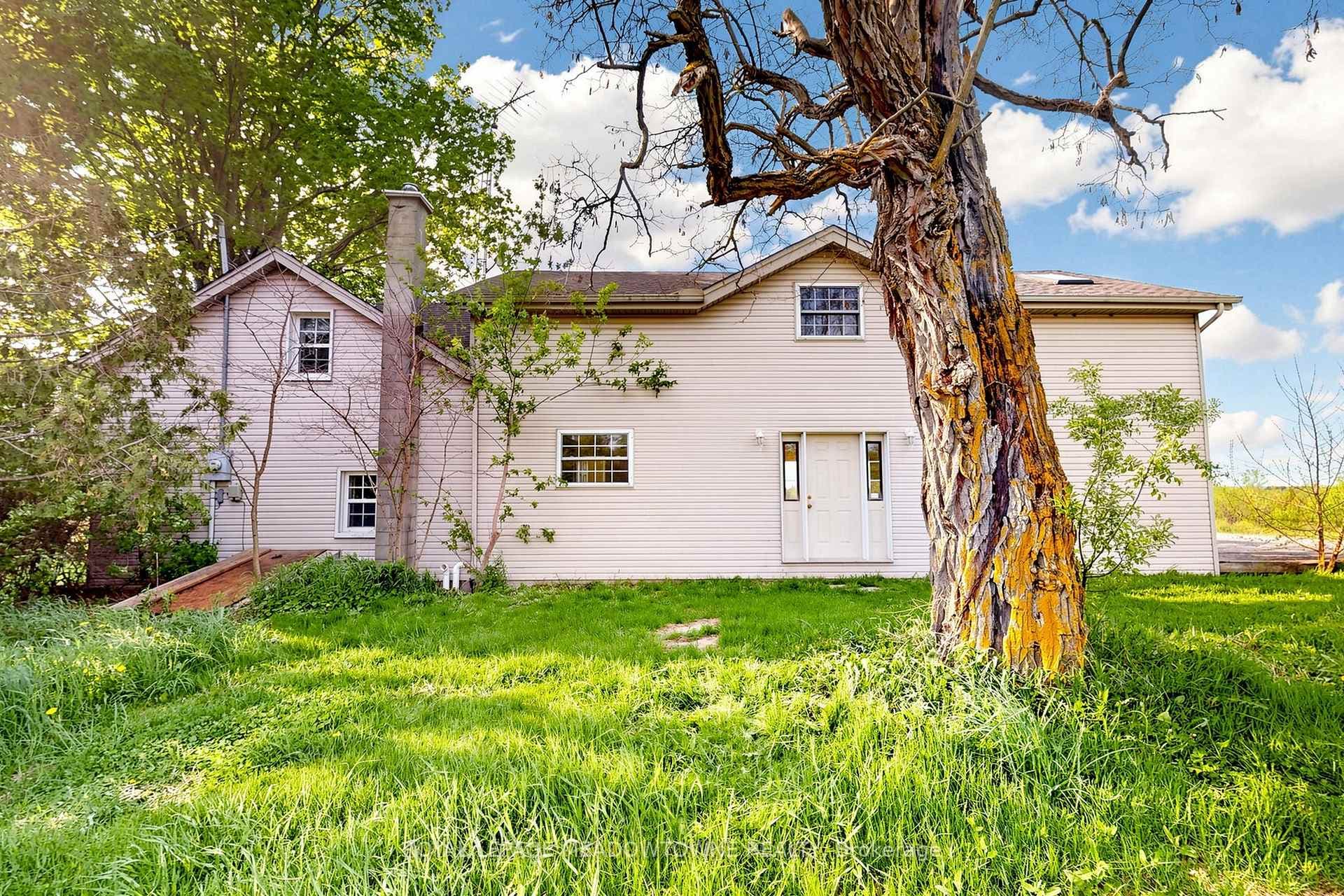 13489 Fourth Line farm house +/- 2,858 SF