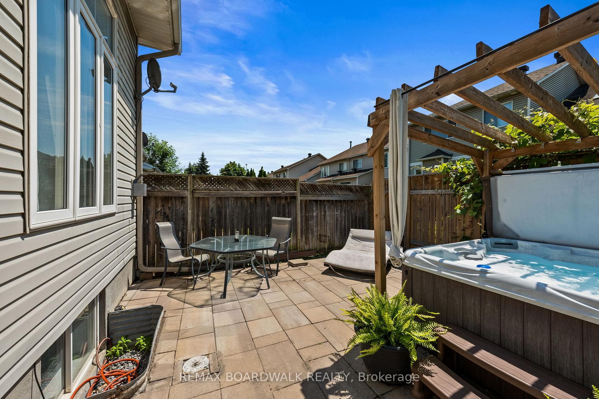 Relaxing backyard with Hot Tub