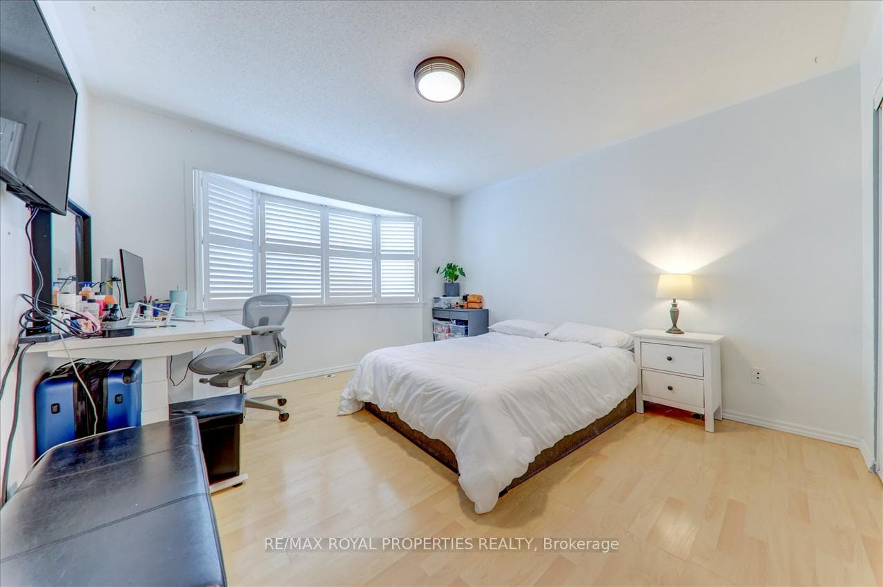 99 Mondeo Drive photo 26