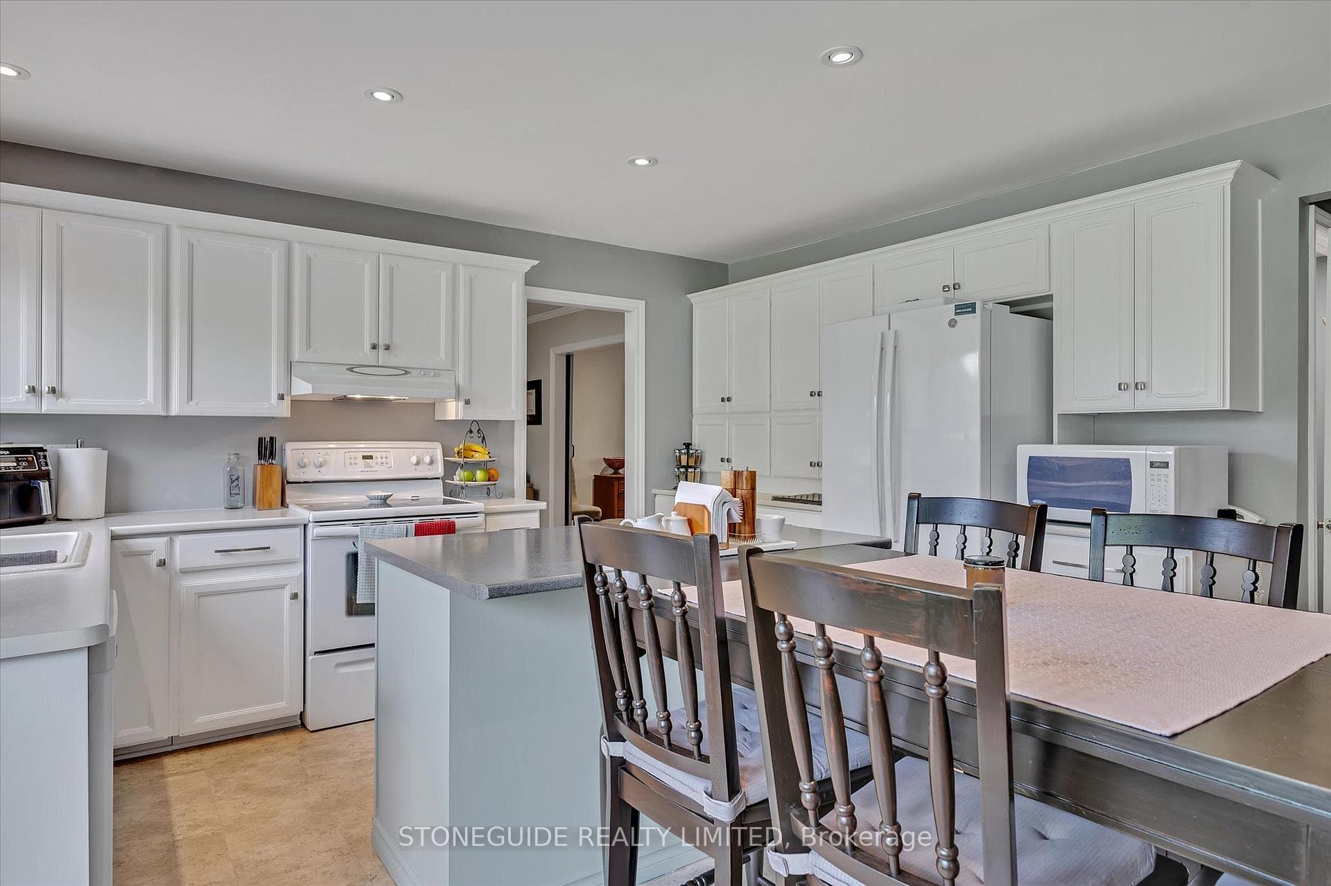 1812 Parkwood Circle photo 5