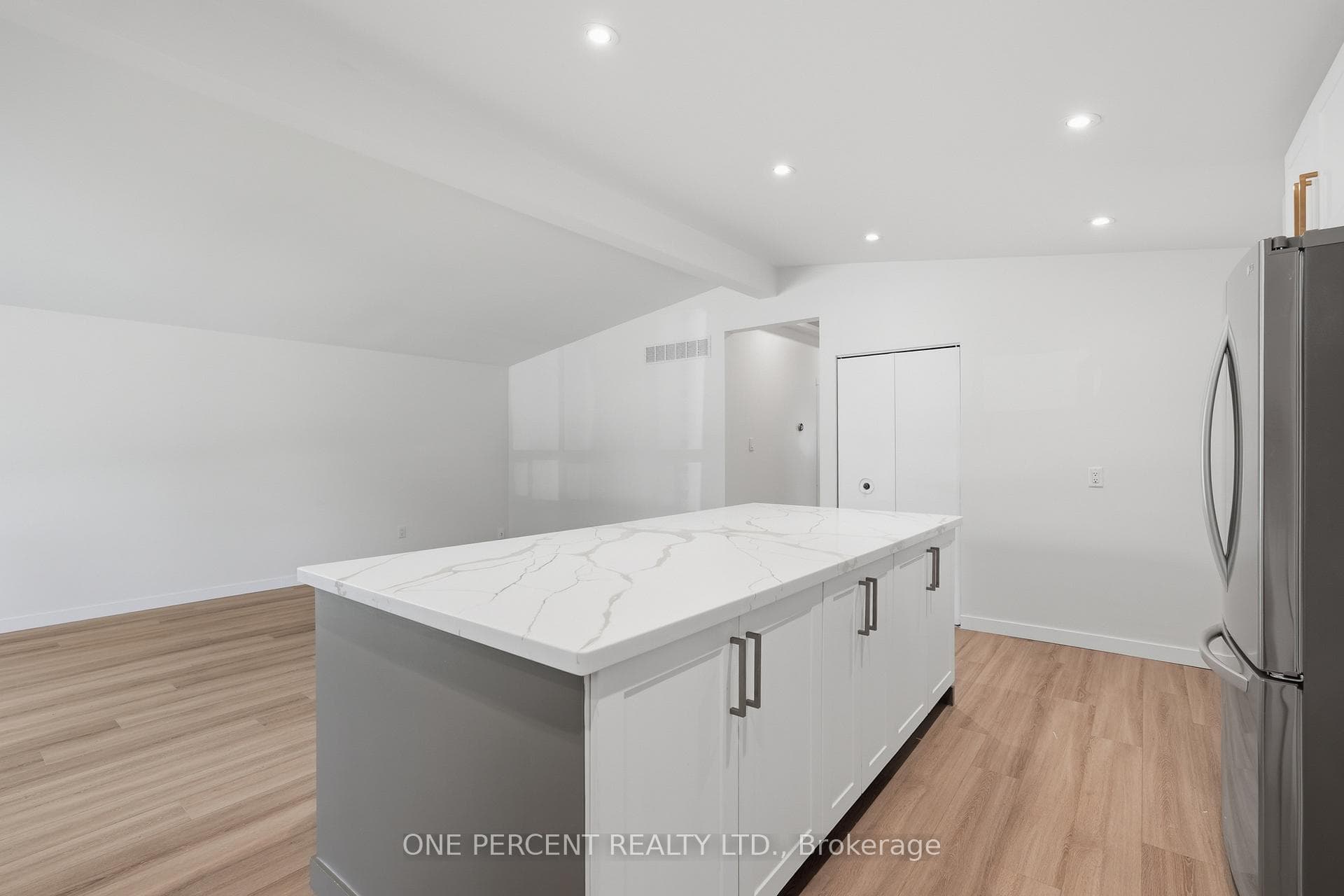 9 Bishopsgate Avenue photo 13