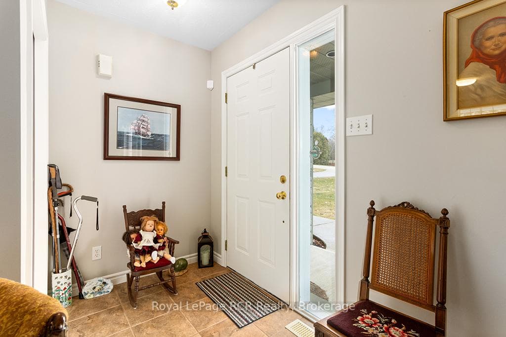 107 MAPLE RIDGE Crescent photo 9