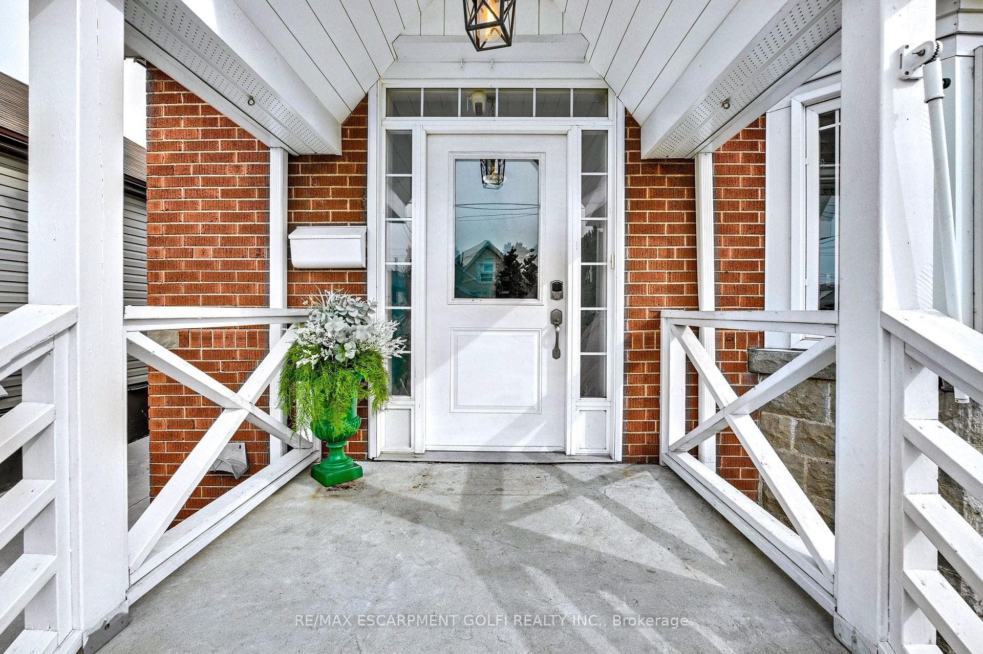 35 Allan Avenue photo 4